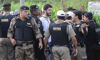 Policias negociam com manifestantes em Contagem