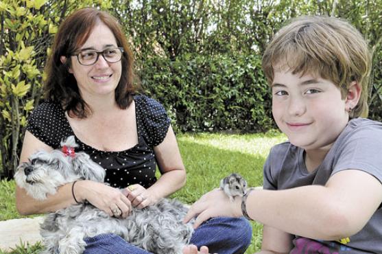 João Marcelo e a mãe, Andrea, com a cadelinha Deby e a hamster Jadiane: 