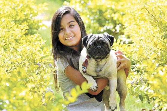 Maria Eduarda, com Troy, da raça pug: amor aos bichos desde cedo