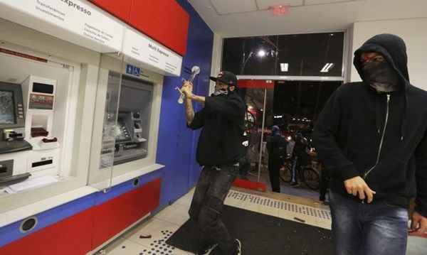 Grupo Black Bloc ataca uma agência bancária Bradesco durante um protesto de apoio a greve dos professores em São Paulo