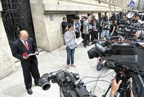 Jornalistas acompanham o anúncio da decisão sobre a legislação de mídia: oposição acata a decisão, mas sugere que as normas terão de ser corrigidas no futuro