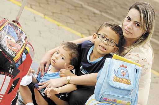 Priscila de Matos, com os filhos, diz que até agora consegue pagar a escola das crianças: 