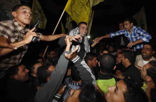 Após ser libertado, prisioneiro palestino Hazem Shobair é recebido por pessoas ao chegar em casa em Khan Younis, no Sul da Faixa de Gaza