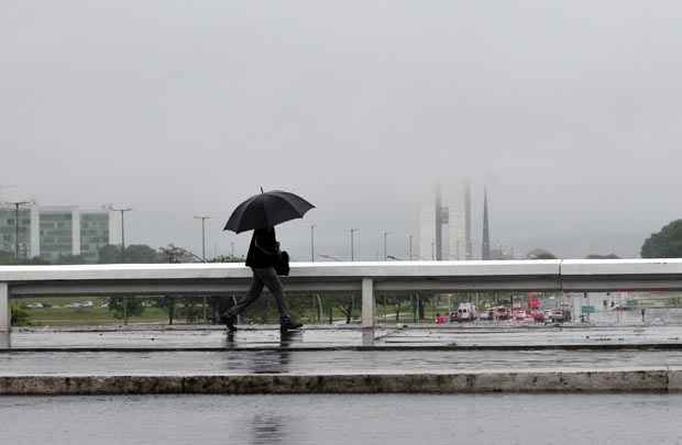 O céu ficará de encoberto a nublado com pancadas de chuva e trovoadas