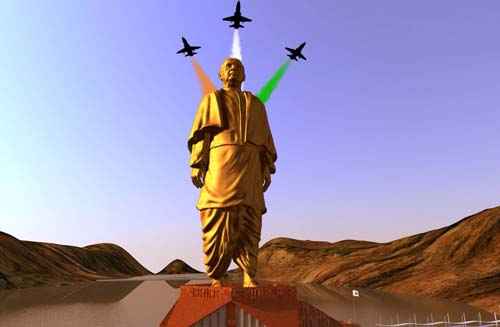 A imagem estática do vídeo mostra rendição de um artista de uma estátua de Vallabhbhai Sardar Patel, que será construída no estado indiano de Gujarat