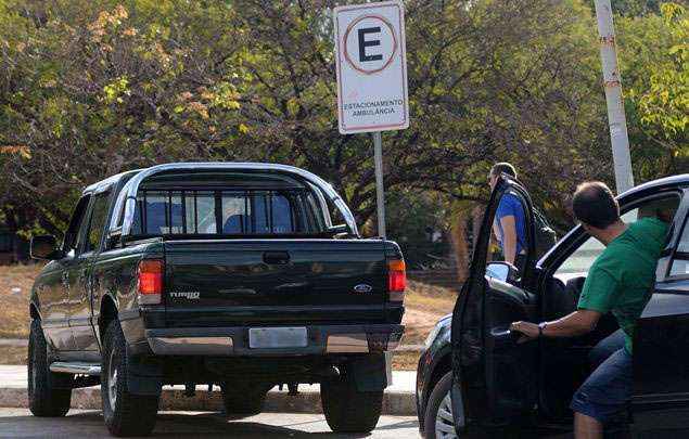 Veículos desrespeitam a sinalização e param em vaga específica de ambulância na Universidade de Brasília (UnB)