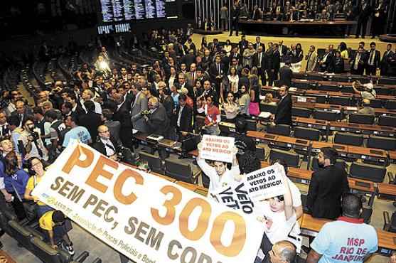 Manifestantes cobram a aprovação da PEC 300 na Câmara: o piso nacional de policiais e bombeiros é apenas um dos problemas palacianos no Congresso