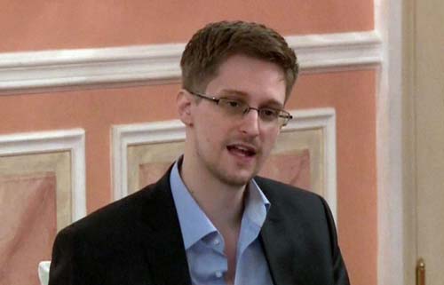 Snowden fala durante um jantar com os trabalhadores e ativistas, em Moscou