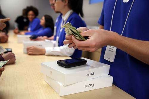 Consumidores compram o novo iPad Air da Apple na loja da Apple em Nova York