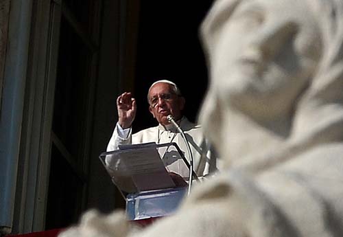 Papa Francis fala com fiéis da janela de seu apartamento na Praça de São Pedro durante a oração do Angelus