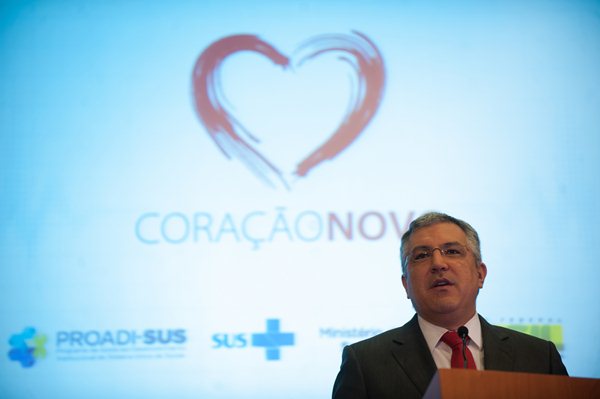 O ministro da Saúde, Alexandre Padilha, anuncia a compra de 80 aceleradores lineares, equipamento utilizado no tratamento de câncer que ampliará o acesso ao tratamento de radioterapia no país