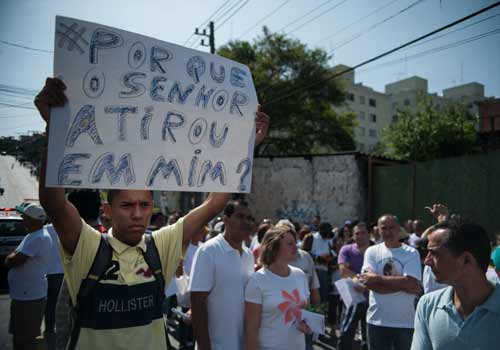 Milhares de pessoas se reúnem na caminhada pelo fim da violência e por condições de vida mais dignas