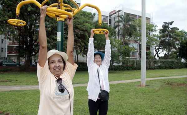 Francisca (E) e Maria em uma estação de exercícios perto do Octogonal: longe das quedas e da solidão