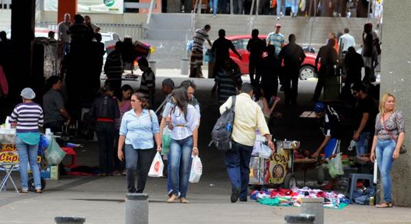 Movimentação de vendedores ambulantes no Setor Comercial Sul