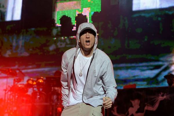 Eminem recebeu o prêmio de melhor artista e interpretou Rap God