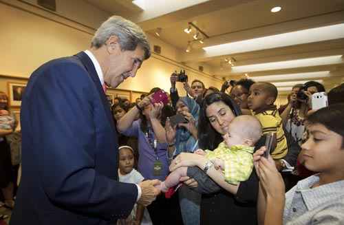 Em visita a Riade, secretário de Estado do EUA John Kerry cumprimenta os filhos de funcionários da embaixada americana