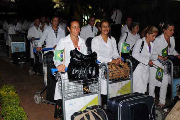 Médicos cubanos chegam para participar do Programa Mais Medicos