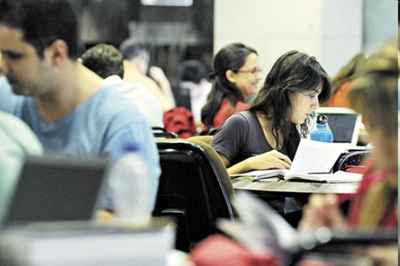 Concurseiros se preparam para provas em biblioteca pública da cidade