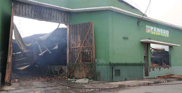 Conforme bombeiros que trabalharam no combate ao fogo, o proprietário da madeireira informou que estava providenciando a documentação relacionada à prevenção de incêndios para o estabelecimento