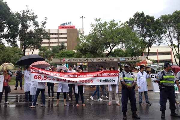 Manifestantes pedem reajuste salarial