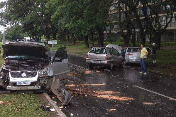 O motorista perdeu o controle e invadiu a outra pista atingido de frente um  veículo