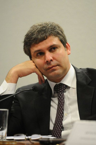 Senador Lindbergh durante reunião no Senado Federal, no Congresso Nacional