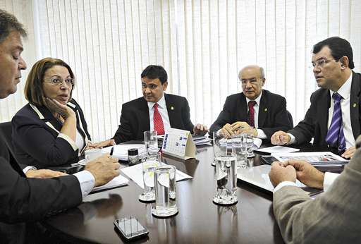 Ideli se reúne com líderes do Senado, em mais uma das sucessivas reuniões com parlamentares: orçamento apertado deixa o Planalto ainda mais refém da própria base aliada no Congresso