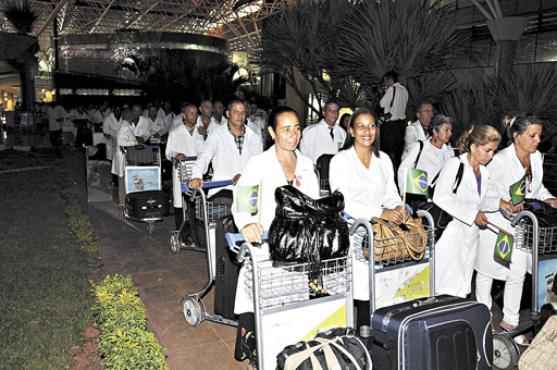 Duzentos e quinze cubanos desembarcaram ontem em Brasília, dos 3 mil que ainda chegarão neste mês