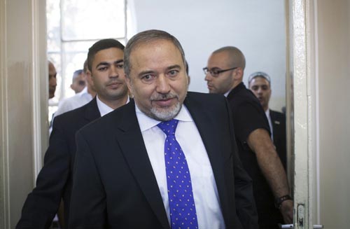 O ex-ministro das Relações Exteriores israelense, Avigdor Lieberman (C) entra em tribunal de Jerusalém para ouvir o veredicto das acusações de corrupção