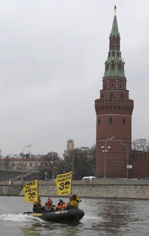 Ativistas do Greenpeace velejam em barco diante do Kremlin, na Rússia