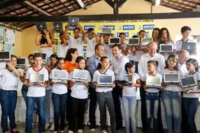 O anúncio foi feito pelo prefeito Geraldo Julio na manhã desta quarta-feira, durante a distribuição de tablets PCs aos estudantes da Escola Municipal Dom Bosco. Foto: Andréa Rêgo Barros/PCR