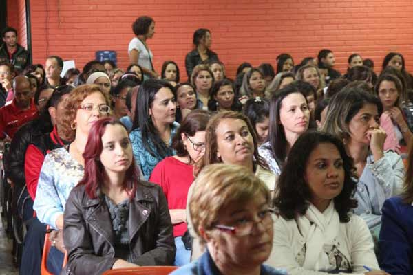 No Centro de Ensino Médio 03, em Ceilândia, o auditório ficou lotado de pais e alunos interessados no debate