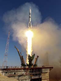 A nave Soyuz TMA-11M decorado com o logotipo de Inverno Sochi 2014 Jogos Olímpicos e um padrão de floco de neve azul-e-branco é lançada ao espaço