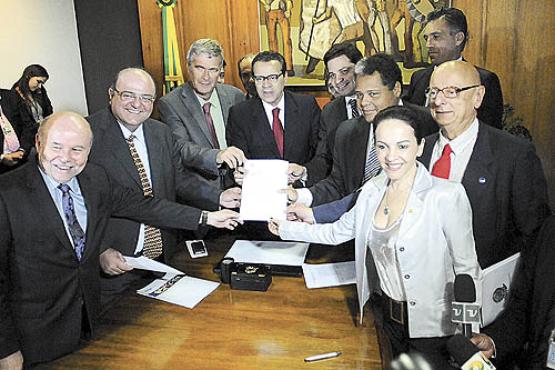 Deputados entregam relatório final do grupo de trabalho da reforma política ao presidente da Câmara