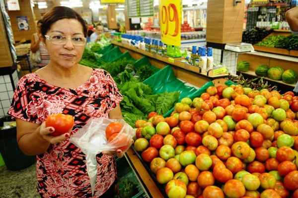 A servidora Ana Cristina Cavalcante afirma que comprava 15 tomates por semana. Agora, são, no máximo, quatro