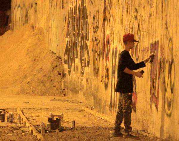 Na madrugada de terça-feira (5/11), Bieber grafitou o muro do antigo Hotel Nacional, em São Conrado, na Zona Sul do Rio.