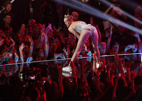 Miley Cyrus em apresentação durante o MTV Video Music Awards