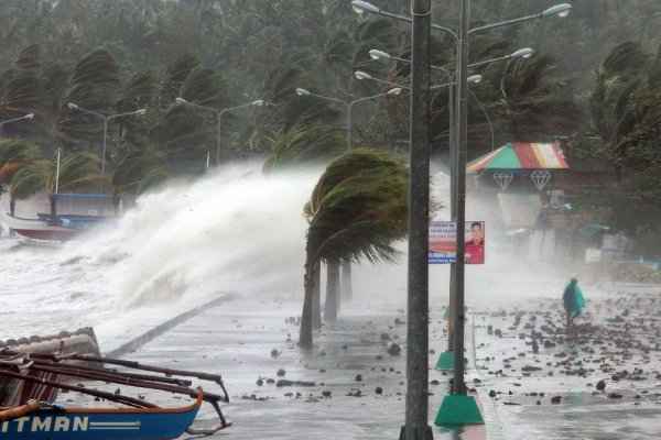 Ondas castigam o quebra-mar na cidade de Legaspi, ao sul de Manila: população removida das áreas de risco