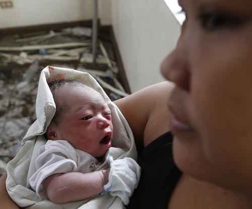 Mulher segura a recém-nascida Beatriz em clínica improvisada na cidade de Tacloban, no centro das Filipinas