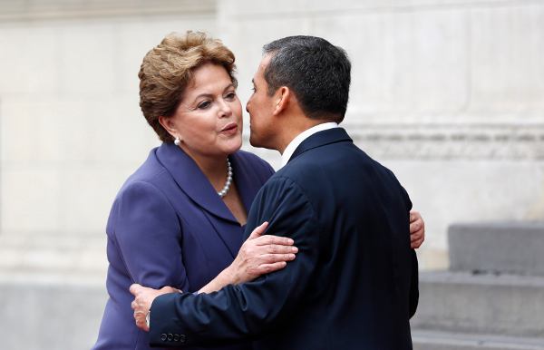 Presidente do Brasil Dilma Rousseff é recebida pelo peruano Ollanta Humala