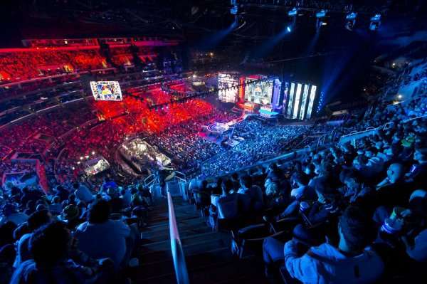 A modalidade competitiva que conquistou milhares de jogadores, o e-sport, também ganha espaço no Brasil, guiada pelo sucesso de League of legends, da produtora Riot. A discussão agora é saber se esses títulos também podem ser considerados como esporte