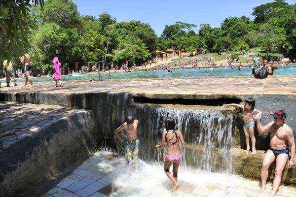 Piscina velha continua funcionando, mas Água Mineral não conta com lanchonete e tem vestiários quebrados