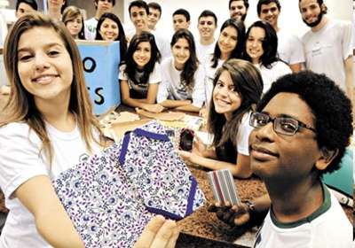 Maria Luisa, Mariana e Lucas Amitele integram a turma, formada por 23 jovens, que inovou na produção de uma capa de celular com papelão