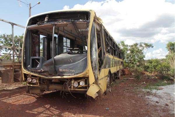 Ônibus escolar que se envolveu em acidente em Luziânia