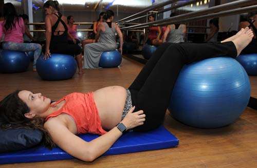 Praticante de pilates, Sílvia Lobo acrescentou o alongamento à rotina para facilitar o parto: 