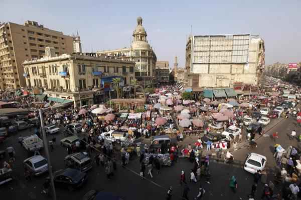 Pessoas compram em Al Ataba, um mercado popular, no centro do Cairo