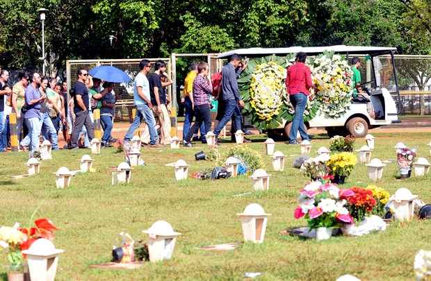 Familiares prestam as últimas homenagens a jovem morta em acidente de ônibus