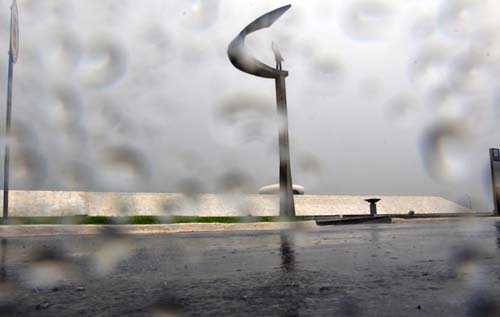 Chuva forte cobre toda a capital federal nesta manhã, segundo Inmet