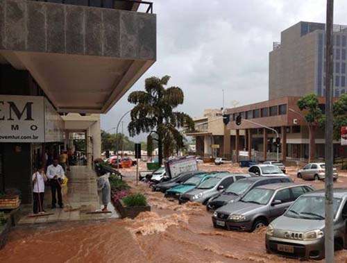 Chuva deixa rua na 201 Norte alagada