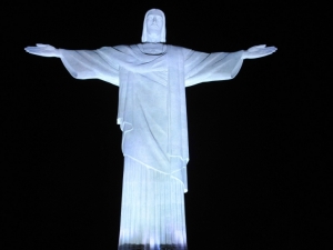 O Corcovado e o Maracanã serão iluminados de azul para alertar a população sobre a doença